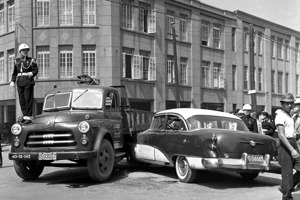 照片看歷史／1960年北市副議長座車與卡車相撞 警站引擎蓋指揮交通