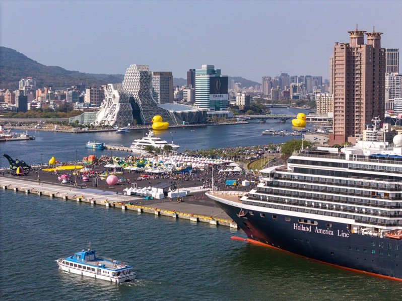 臨近旅運中心「2024 Kaohsiung Wonderland 冬日遊樂園」已吸引，超過870萬國內外旅客。圖／高雄港務分公司提供