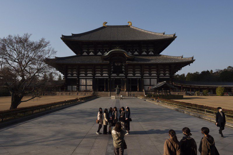 遊客在日本奈良東大寺大佛殿外合照，2020年資料照，示意圖。美聯社