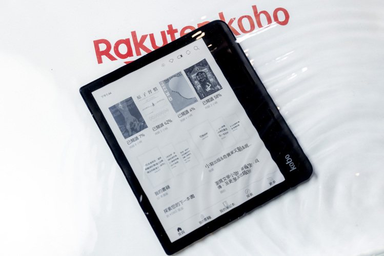 樂天Kobo sage電子閱讀器原價8599元，書展優惠期間享7,488元優惠價，再送1,500元Kobo購書金。圖／樂天kobo提供