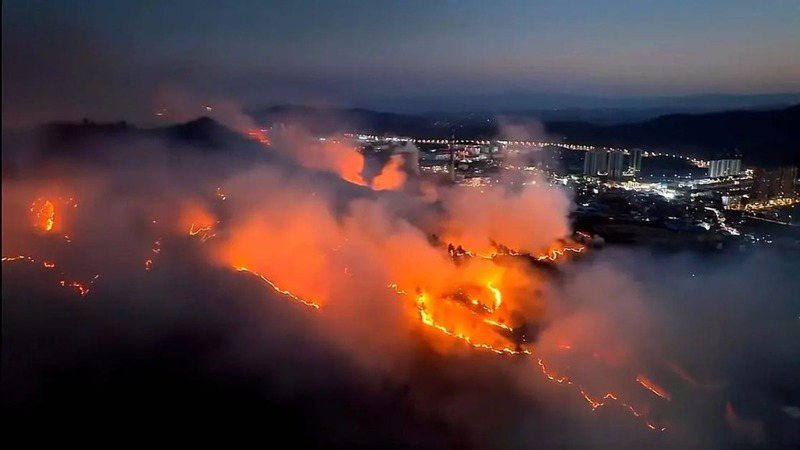 貴州山火延燒12天吞半個省份，近萬人加入滅火與救援工作，2消防員因而殉職，然而，消息卻未在第一時間被報導，引起大陸網友熱議。（圖／取自微博）