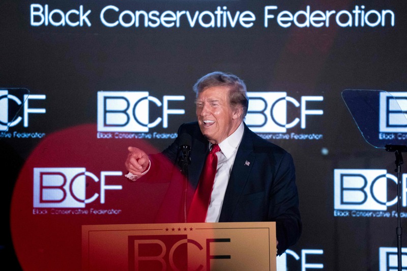 美國前總統川普23日在南卡州共和黨「黑人保守聯盟」年度頒獎典禮上發表演說，自比為遭到司法迫害的美國黑人。法新社