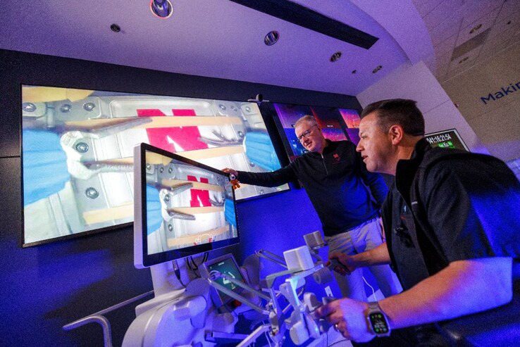 外科醫師在地表遙控國際太空站的機器手臂，對用橡皮筋製成的模擬組織演練手術的各項技巧。（圖／University of Nebraska-Lincoln）