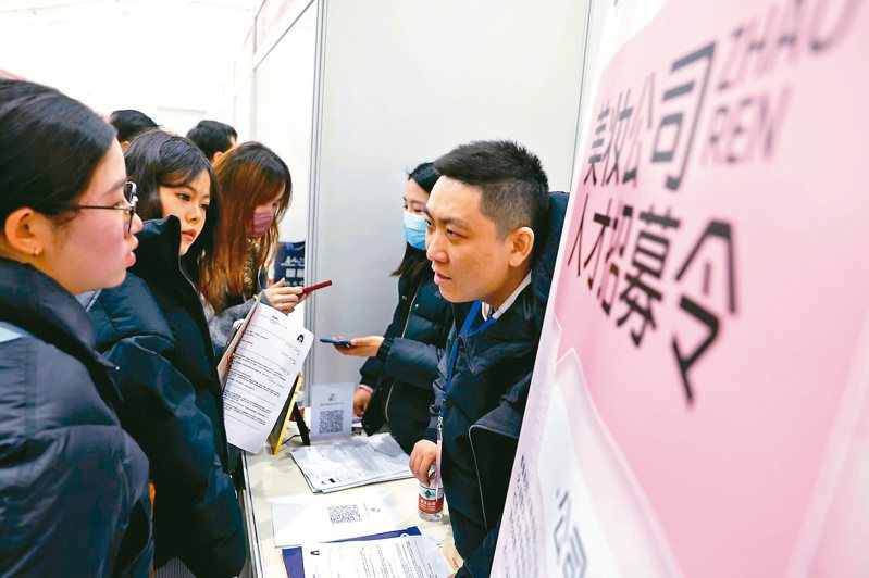 上海春節後首場大型招聘會，新行業受青睞。圖為求職者諮詢就業崗位。 中新社