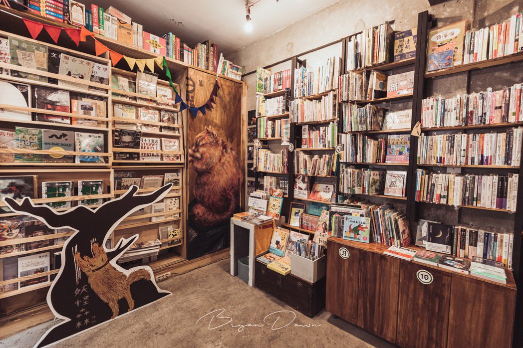 位於台東的晃晃二手書店，有新書、二手書，選書類型多元，出攤市集並帶來多元服務。圖...