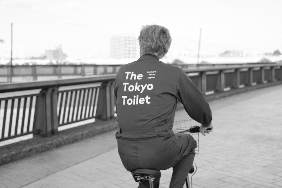 《我的完美日常》導演文溫德斯穿上東京公廁計畫工作服到處趴趴走。