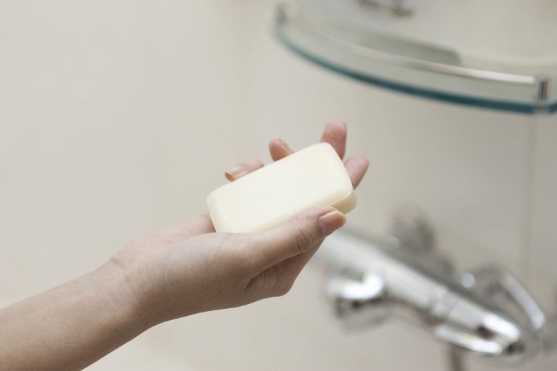 Benefits of Using Soap for Bathing: Netizens Share Positive Experiences