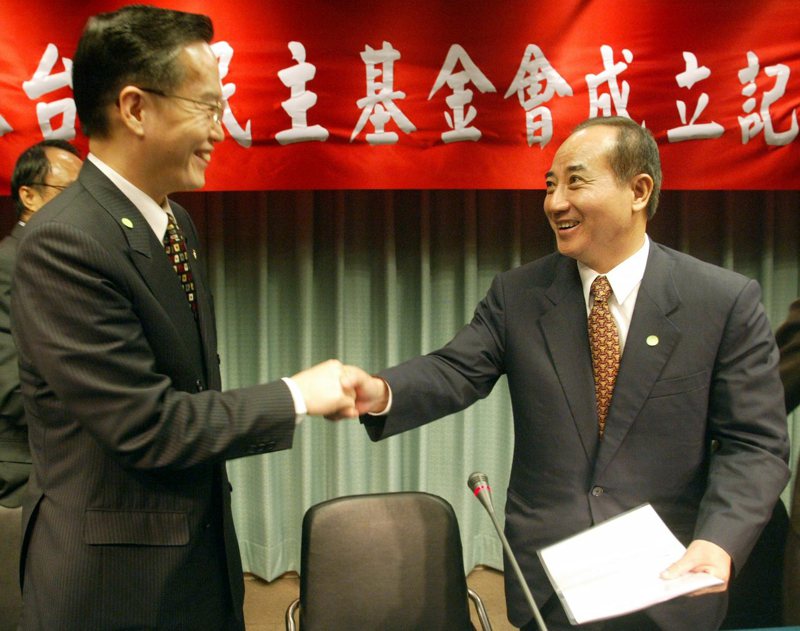 2003年台灣民主基金會在外交部舉行成立記者會，由時任立法院長王金平（右）兼任董事長和時任外交部長簡又新（左）兼任副董事長。圖／聯合報系資料照片