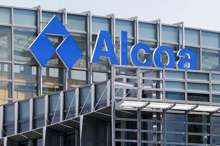 美國鋁業公司（Alcoa）今天發布新聞稿指出，將以全股票方式收購澳洲的Alumina公司，交易值達22億美元。 （美聯社）