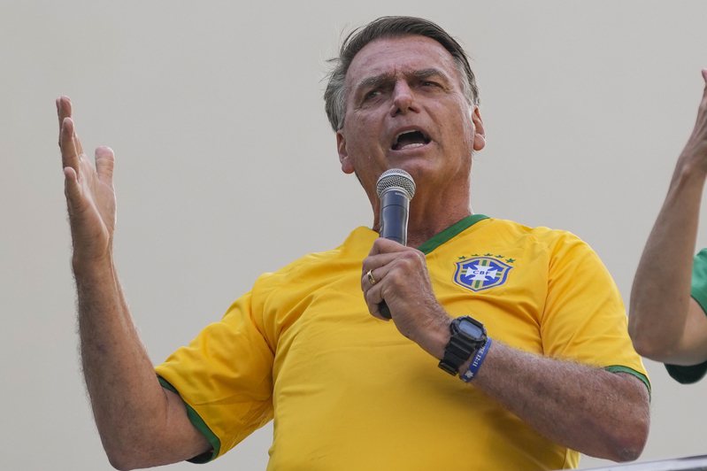 68歲巴西極右派前總統波索納洛在聖保羅向大批支持者發表談話，並再度否認有關他在2022年10月敗選後策劃政變以繼續掌權的指控。美聯社