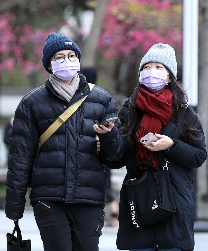 昨天起強烈大陸冷氣團來襲，各地氣溫驟降，北台灣感受尤其明顯，外出民眾紛紛穿戴起外套、毛帽及圍巾禦寒。本報資料照片