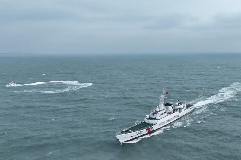 大陸官媒旗下新媒體帳號證實，大陸海警公布與福建海警艦艇的左側小艇，就是台灣的海巡船。圖／取自《中國海警》威信公眾號