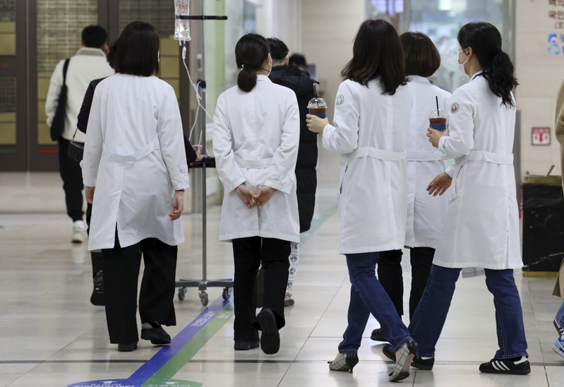 南韓預計2025學年度擴招醫學院名額引發醫師團體反彈，大批實習和住院醫師發起罷工進入第7天，南韓保健福祉部稍早證實，目前有超過10,000名實習醫生辭職和9,006人罷工。美聯社