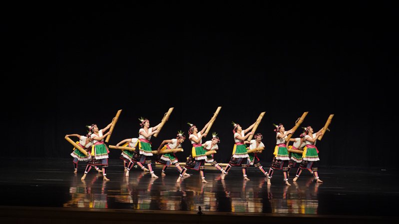 台東高商原舞團參加112學年全國學生舞蹈比賽，今年以舞作「竹‧禮」參賽，再度獲得特優獎肯定。圖／校方提供