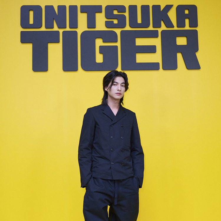 泰星Gulf以一身黑的勁裝現身Onitsuka Tiger 2024秋冬大秀。圖／Onitsuka Tiger提供