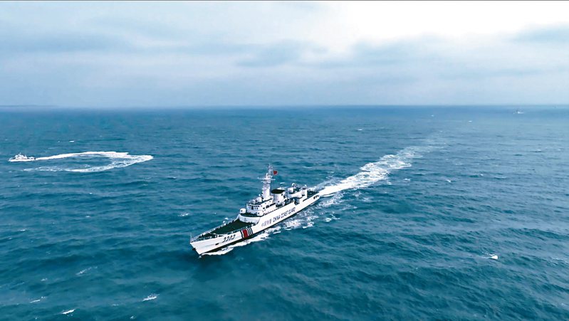 兩岸就中方船隻翻覆事件談判之際，福建海警25日再赴金門附近海域巡查，其中一艘編號「2202」原為解放軍海軍飛彈護衛艦，加強對台施壓用意明顯。( 取自中國海警局)
