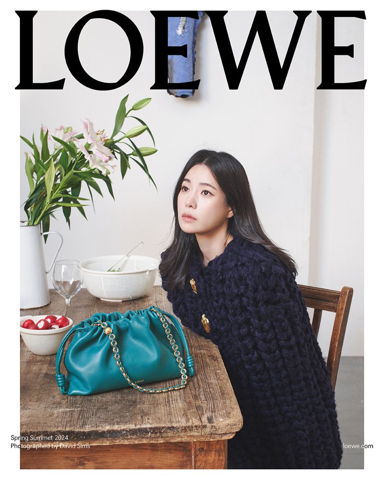 2024春夏女裝系列廣告中，LOEWE品牌代言人林智妍演繹全新Flamenco Purse包款。圖／LOEWE提供