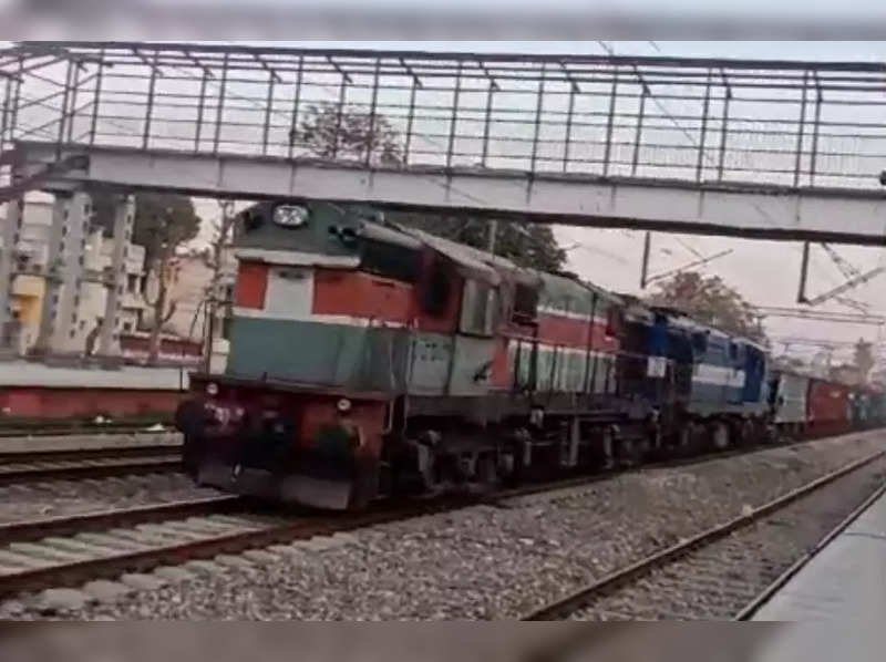 印度鐵路再傳離譜事故，一列貨運火車意外溜下斜坡鐵軌，在完全無人駕駛的情況下以將近100公里時速行駛約70公里，印度鐵路下令徹查。取自X