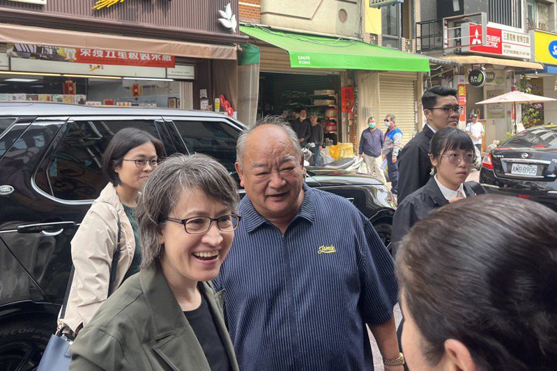 副總統當選人蕭美琴（左二）受到林聰明（左三）熱情歡迎。記者李宗祐／攝影