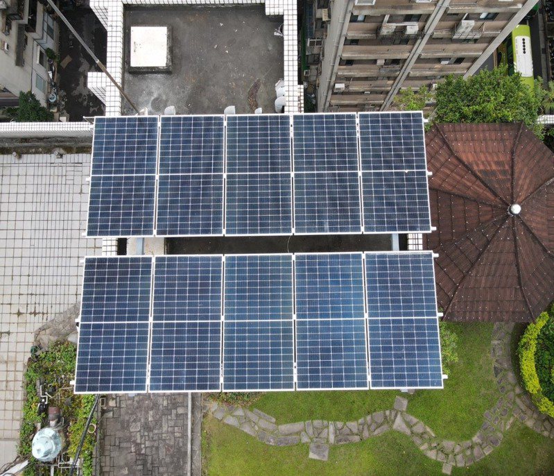翠亨村名廈社區申請補助設置太陽能及風能發電設備，年節省電費約9萬。北市環保局提供