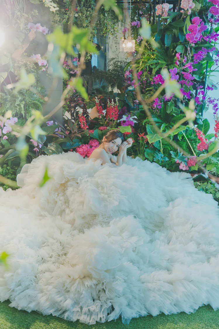 花藝大師凌宗湧利用台灣特有的蘭花與蕨打造「秘境花園」，讓穿著LinLi Boutique婚紗的新娘宛如置身人間仙境。。圖／LinLi Boutique提供