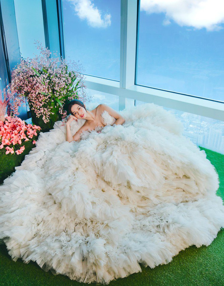 LinLi Boutique不僅為新娘打造命定婚紗，更攜手台北101在高空的秘境花園裡拍攝絕美婚紗照。圖／LinLi Boutique提供