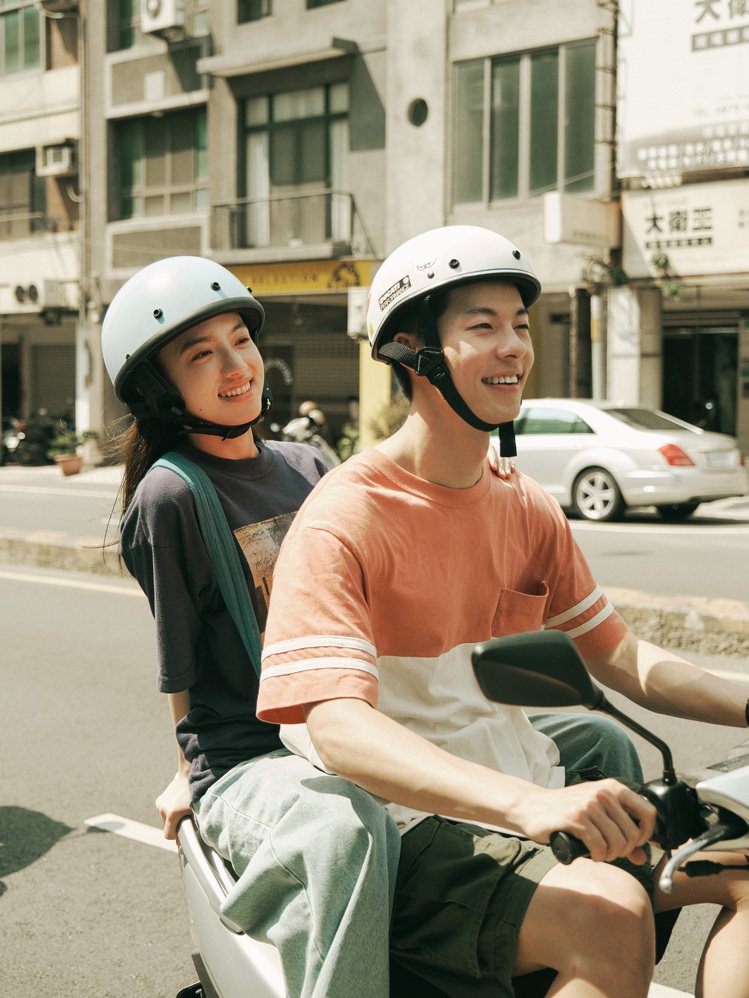 許光漢（右）與清原果耶在「青春18x2 通往有你的旅程」一起騎車遊覽台灣。圖／翻滾吧男孩電影有限公司提供