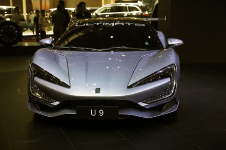 比亞迪25日發表人民幣168萬元（約新台幣737萬元）的高性能純電超級跑車「仰望U9」。 （彭博資訊）