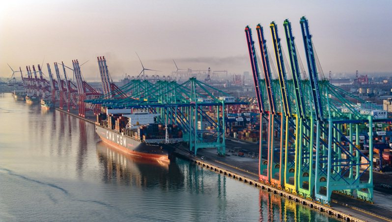 京津冀協同發展愈來愈密切，圖為天津港「智慧零碳」碼頭。（新華社）