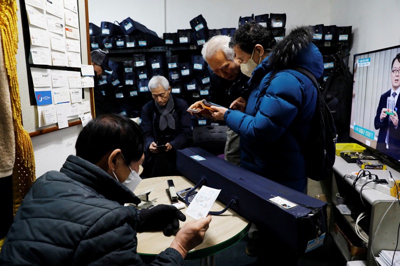 南韓工會正敦促企業提高退休年齡，讓勞工可以多賺幾年的錢。路透
