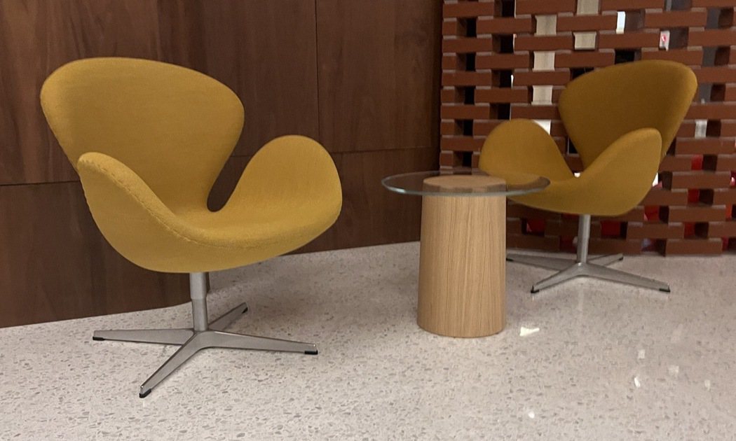 此為丹麥設計巨匠Arne Jacobsen的天鵝椅。 圖／Chris Chen提...