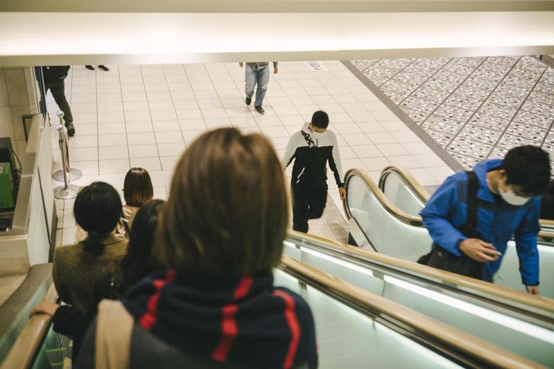日本名古屋在一處地鐵站展開實驗，若有人在裝有感應器的電扶梯上走動，裝置就會發出「違反條例」等警告聲。 示意圖／ingimage