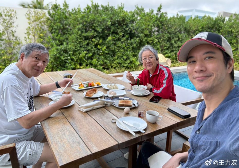 王力宏(右起)帶著媽媽、爸爸一起到海南島。圖／摘自微博