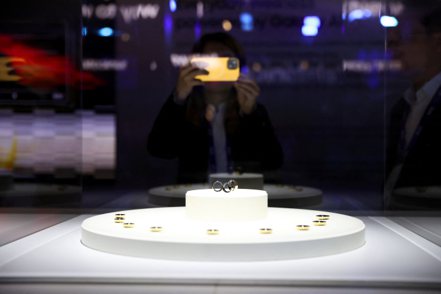 三星電子在巴塞隆納世界行動通訊大會（MWC）上，展示首款智慧戒指Galaxy Ring。 路透