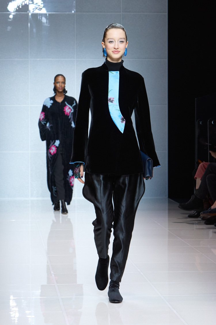 這一季Giorgio Armani先生將目光望向了他多年來最重要的靈感來源之一「東方」文化，於是用中式或帶有相同風格的絲綢鑲片裝飾在天鵝絨夾克。圖／Giorgio Armani提供