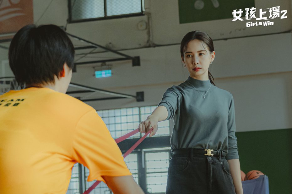 安心亞在「女孩上場2」中展現又正又殺的韓式鐵血教練風格。圖／客家電視台、魔幻時刻電影提供