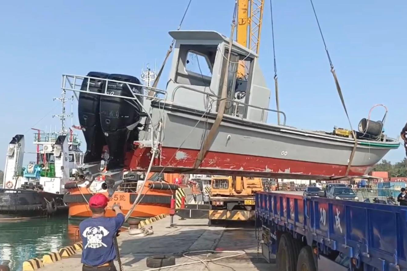 金門海巡隊日前將翻覆的中國大陸漁船拖回料羅碼頭，海巡署派專案小組對船隻蒐證勘驗。圖／聯合報系資料照片