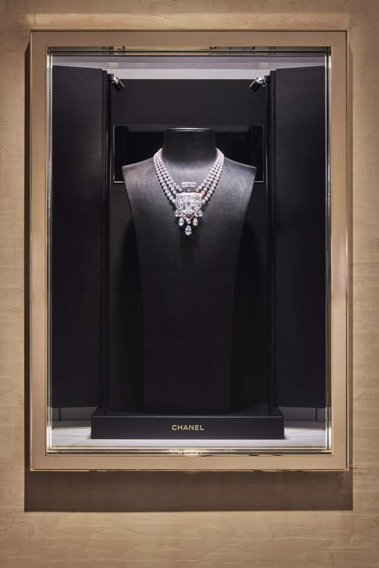 為慶祝香奈兒N°5香水一百週年於2021年推出N°5頂級珠寶系列的「55.55項鍊」也自巴黎的品牌文化資產部門運抵紐約。圖／香奈兒提供
