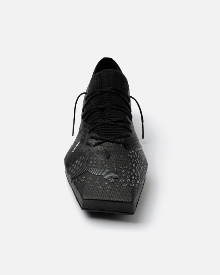 90SQR鞋款以PUMA近期力捧的Future足球鞋為基礎，藉由高科技材質和耐磨性，把運動與時尚、未來與現在融合。圖／Coperni提供