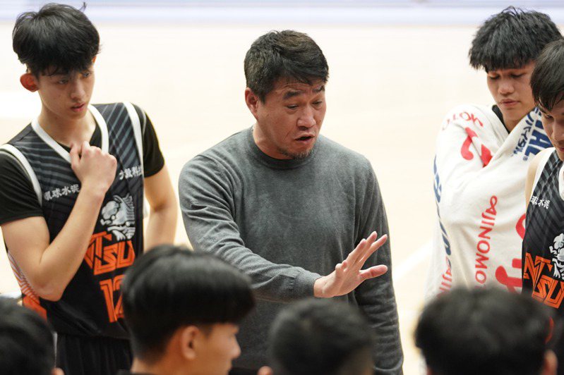 Chinese Men’s Basketball Team Coach Discusses Tough Loss in Asian Cup Qualifiers – Real-Time Reporting by United Daily News Reporter Zeng Siru