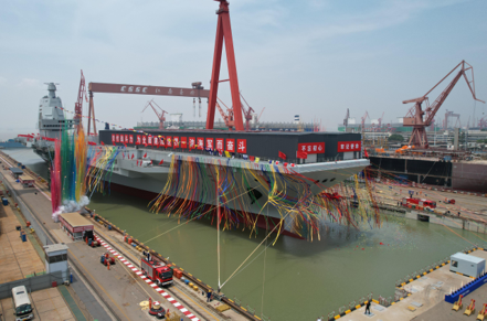 共軍海軍近年成長迅速，圖為第三艘自製航母「福建艦」，這艘航母下水命名儀式2022年6月17日在中國船舶集團有限公司江南造船廠舉行。 新華社