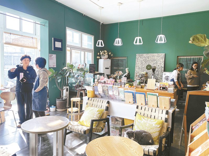 「畫家村」小堡周邊的畫廊、書店、創意工坊，飄出濃郁的咖啡香氣。圖／本報北京傳真