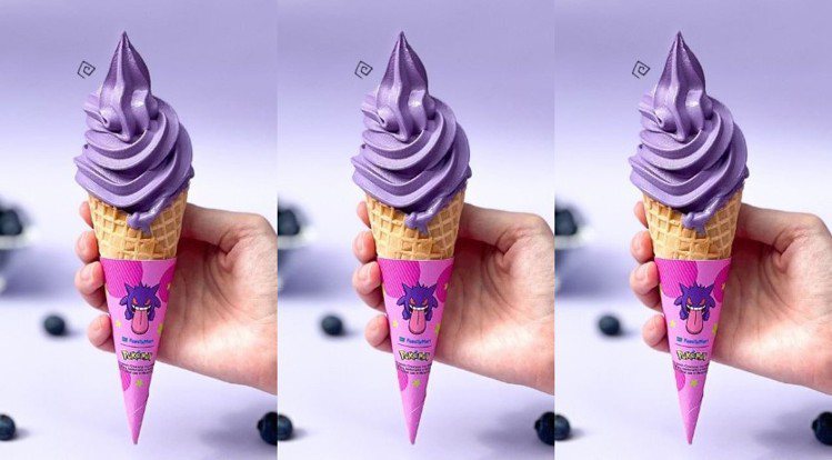 馬來西亞全家便利商店攜手「寶可夢」推出以「耿鬼」為主軸色的「藍莓霜淇淋」。圖／FamilyMart Malaysia IG
