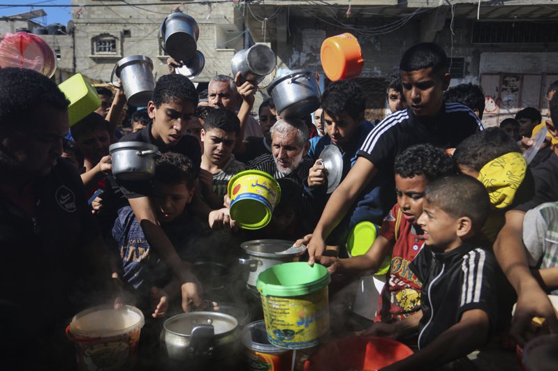 聯合國人權特別調查員揭露以色列刻意讓巴勒斯坦人挨餓，涉嫌違反戰爭罪且構成「種族屠殺」。美聯社