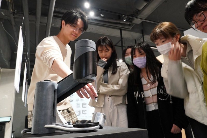 中華大學跟緊AI趨勢，由景觀建築學系的學生藉由AI生成圖的技術，結合各個知名品牌形象風格，在「人機協作」下設計出獨一無二的特色咖啡機。圖/中華大學提供