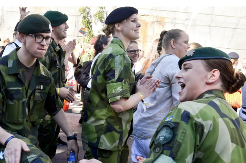 在瑞典的「全民防衛」政策下，16歲到70歲的瑞典居民皆可被動員，不分男女老少，包括外國人。美聯社
