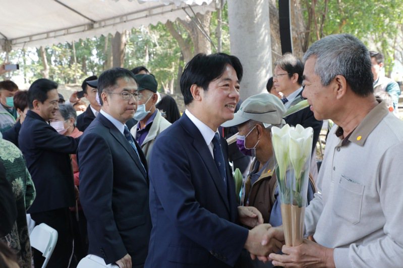 在台南新營舉行的228追思紀念會上，副總統賴清德向受難者家屬及後代一一致意。記者劉學聖／攝影