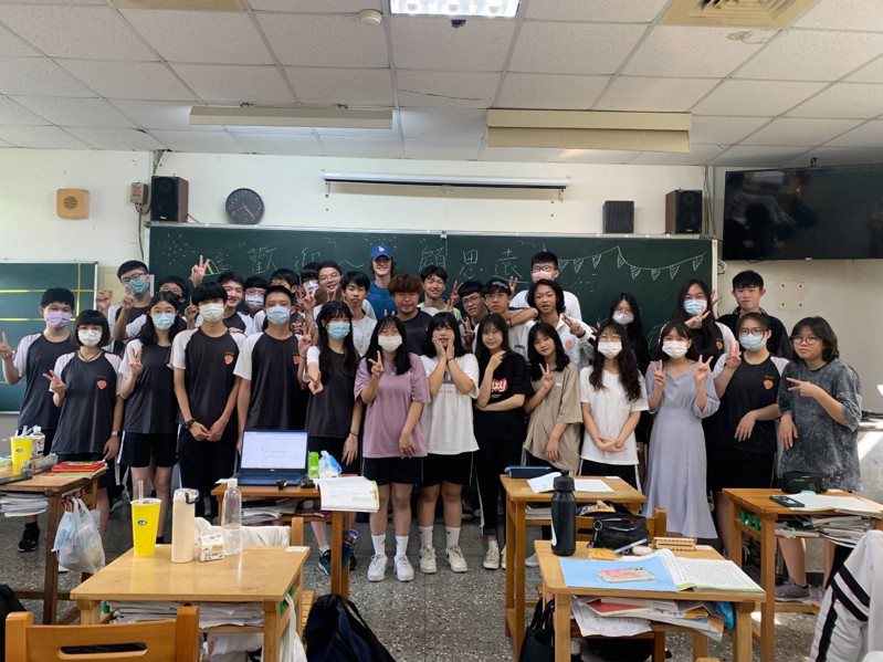 113學年度學測成績於昨放榜，香山高中普通科只有三個班級，但在校內老師的帶領與學生努力下，普通科應考學生111人，其中任四科達40級分以上共11人。