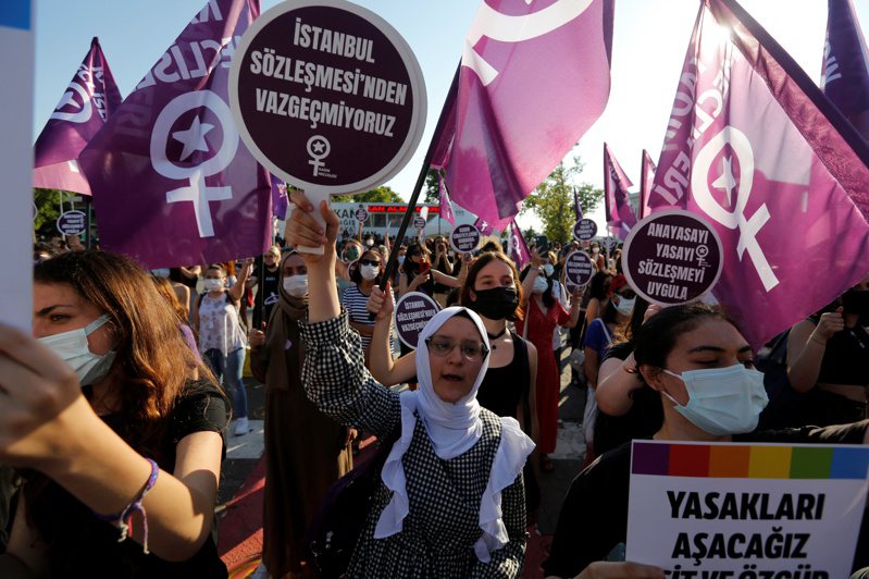 土耳其27日單日多達7名女性遭前、現任伴侶殺害，凸顯土耳其自2021年退出禁家暴的《伊斯坦堡公約》後，殺女事件節節攀升。路透