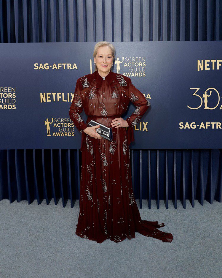 出席美國演員公會獎（Screen Actors Guild Awards / SAG）時，梅莉史翠普以酒紅色Prada連身洋裝造型現身典禮。圖 / 翻攝自 IG @ prada